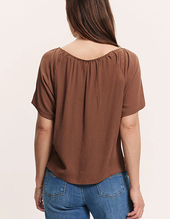 Duurzaam dames shirt van EcoVero viscose met crinkle structuur en Carmenhals.