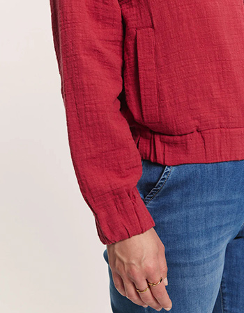 De elastische zoom en ritssluiting geven deze GOTS-gecertificeerde katoenen jas 