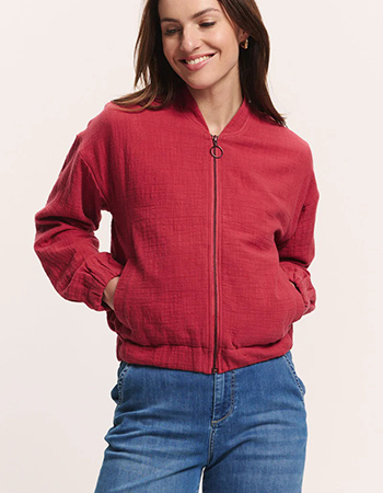 Dit korte jasje van slub musselin voelt zacht aan, ademt goed en is ideaal voor 