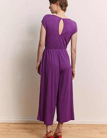EcoVero jumpsuit met elegante, vloeiende pijpen en comfortabele fit.