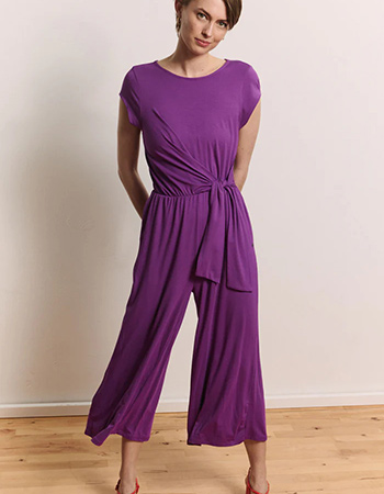 Luchtige dames jumpsuit met soepele jersey stof en praktische zijzakken.