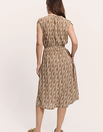 Luchtige damesjurk van EcoVero die soepel valt en comfortabel draagt op warme da