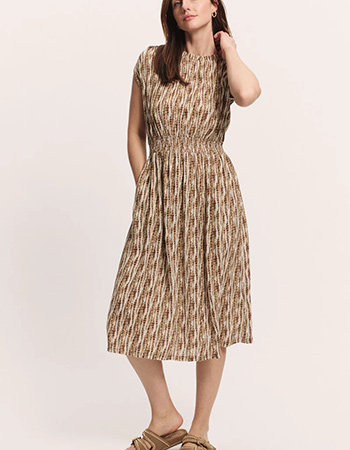 Veelzijdige crinkle jurk die je makkelijk combineert met sneakers of sandalen.