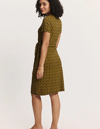 EcoVero jurk die je los of meer getailleerd kunt dragen voor elke gelegenheid.