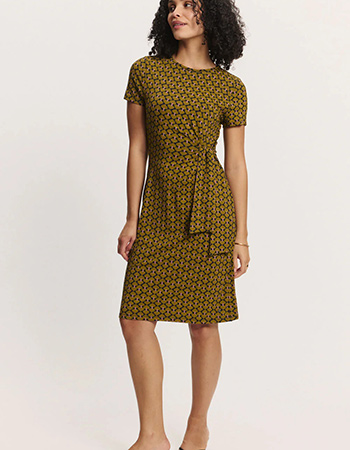 EcoVero jurk die je los of meer getailleerd kunt dragen voor elke gelegenheid.