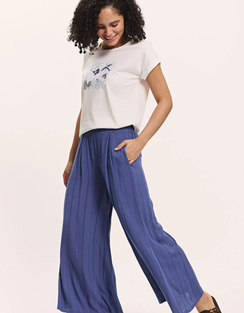 Luchtige pantalon van EcoVero viscose met crinkle structuur en wijde pijpen.