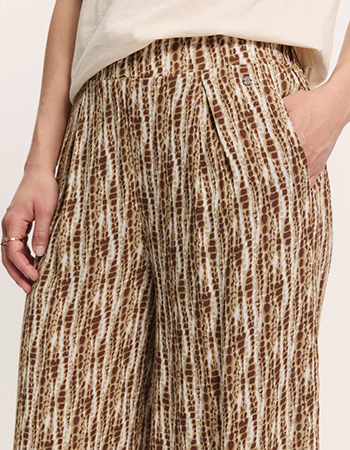 uchtige dames pantalon van EcoVero viscose met crinkle structuur en wijde pijpen