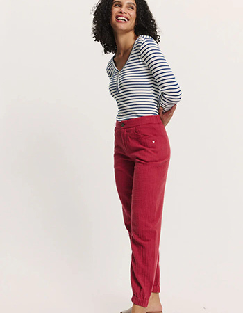 GOTS-gecertificeerde broek met slanke pasvorm en sportieve uitstraling.