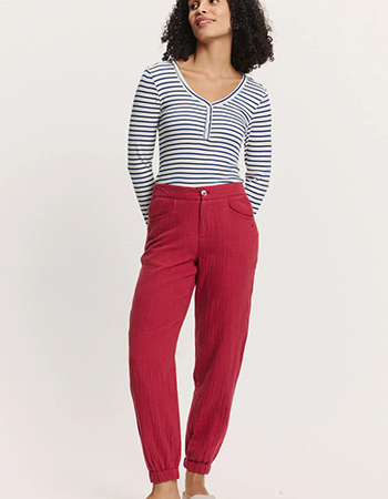 Duurzame damesbroek van biologisch katoen met elastische pijpboorden en zakken.