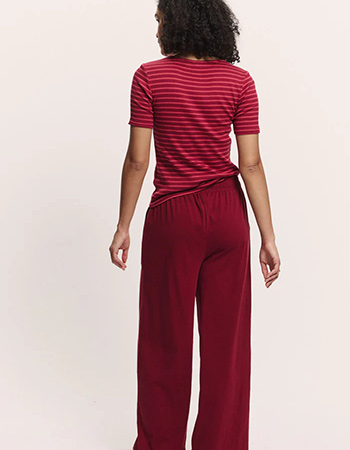 Comfortabele rode damesbroek van biologisch katoen met zakken.