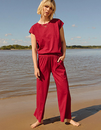 Rode culotte van biologisch katoen met elastische tailleband en steekzakken.