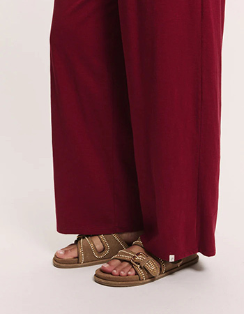 Comfortabele rode damesbroek van biologisch katoen met zakken.