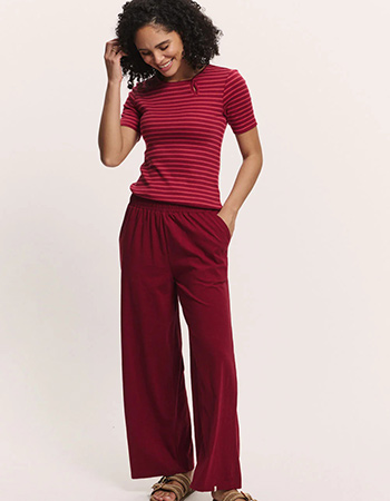 Duurzame Tranquillo broek van bio katoen met wijde pijpen en luchtige pasvorm.