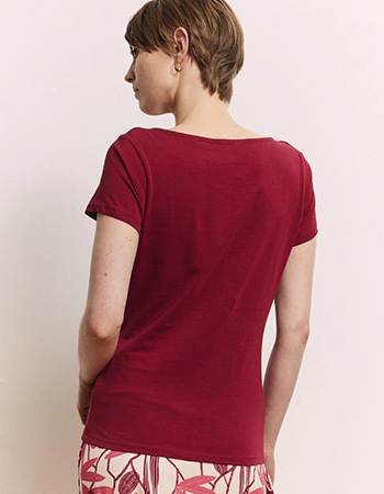 Bio katoenen shirt met soepele halslijn voor een elegante look.