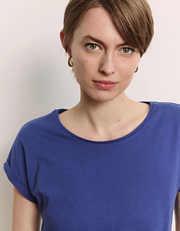 Tijdloos dames T-shirt van biologisch katoen voor warme dagen.