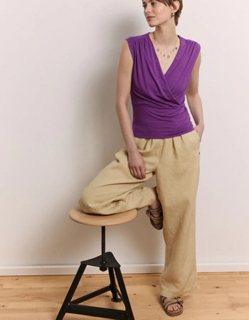 Duurzaam dames shirt van zachte jersey met elegante halslijn.