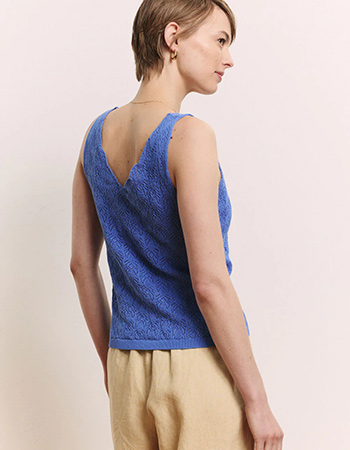 Duurzame gebreide top voor zomerse outfits met rok of linnen broek.