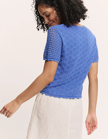 Gebreide dames trui van biologisch katoen met subtiel open patroon.