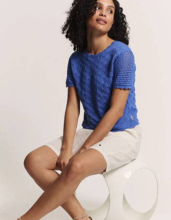 Gebreide dames trui van biologisch katoen met subtiel open patroon.