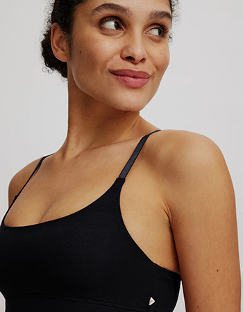 De bralette van Tranquillo in bordeaux rood combineert een minimalistische look 