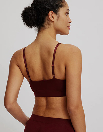 De bralette van Tranquillo in bordeaux rood combineert een minimalistische look 