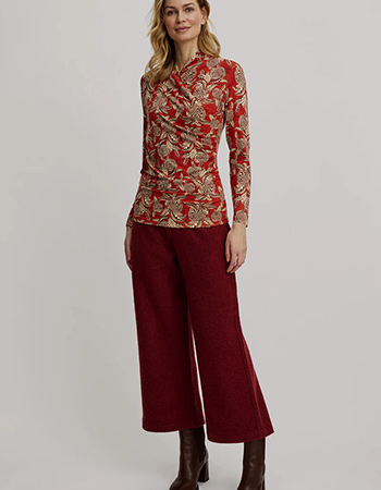 De Tranquillo blouse combineert een moderne look met losvallende mouwen en een f