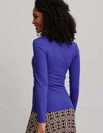 Ontdek de duurzame paarse blouse van Tranquillo met ruffles in de taille en losv