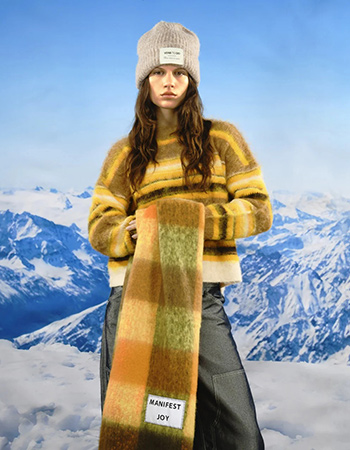 Zachte sjaal van Verb To Do, gemaakt van restmaterialen. Warm, licht en perfect 