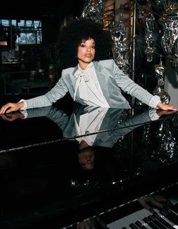 Zilch blazer in zachte ribstof en kleur sage. Getailleerd model met knopen en za