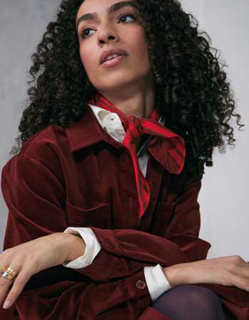 Stijlvolle ribjurk van Zilch in warme mahogany tint. Gemaakt van biologisch kato