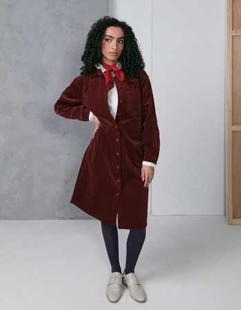 Zilch ribjurk in mahogany. Stoere katoenen jurk met kraag, knopen, borstzakjes e