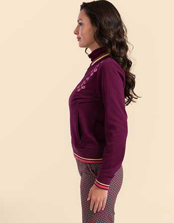 Lalamour bomber Nora in bordeaux met bloemendetail, eerlijk geproduceerd van bio