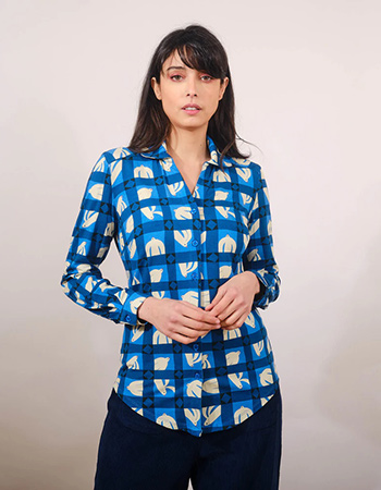 De blouses van Pretty Vacant combineren vrolijke prints met een comfortabele pas