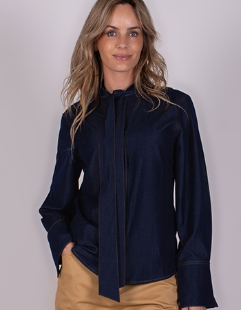 denim blouse met strik van The Clothed