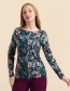 Model draagt Lalamour Puck longsleeve groen met Birdy bloemen en vogels – biolog