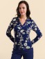 Model draagt Lalamour Suzy longsleeve blauw met Bird of Paisleys dessin – EcoVer