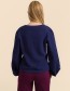 Model draagt Lalamour Cathy top blauw met wafelstructuur en geborduurde mouwen –