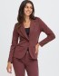 Model draagt Fransa blazer in fudge met klassieke revers en getailleerde pasvorm