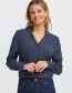 blauwe blouse op duurzame jeans