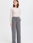 Model draagt Fransa pantalon Leonie in grijs met wijde pijpen en hoge taille – d