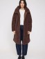 Elegante lange jas van Mazine in warme chestnut kleur. Luxe faux fur look, duurz