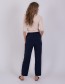 Pantalon van natuurlijke materialen, ontworpen voor comfort en stijl op warme da