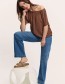 Luchtige top met elastische hals die je op of off-shoulder kunt dragen.
